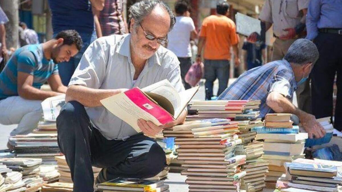 People browse through the books (Twitter)