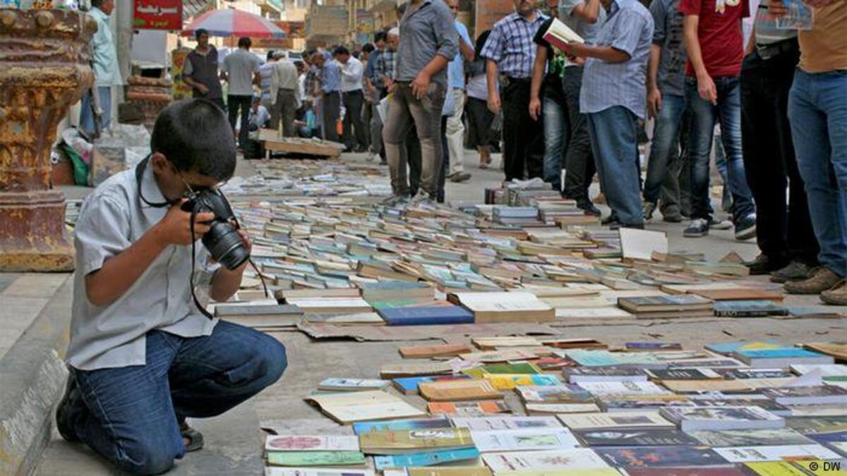 People browsing the books  in al-Mutanabbi Street in Baghdad (Twitter)