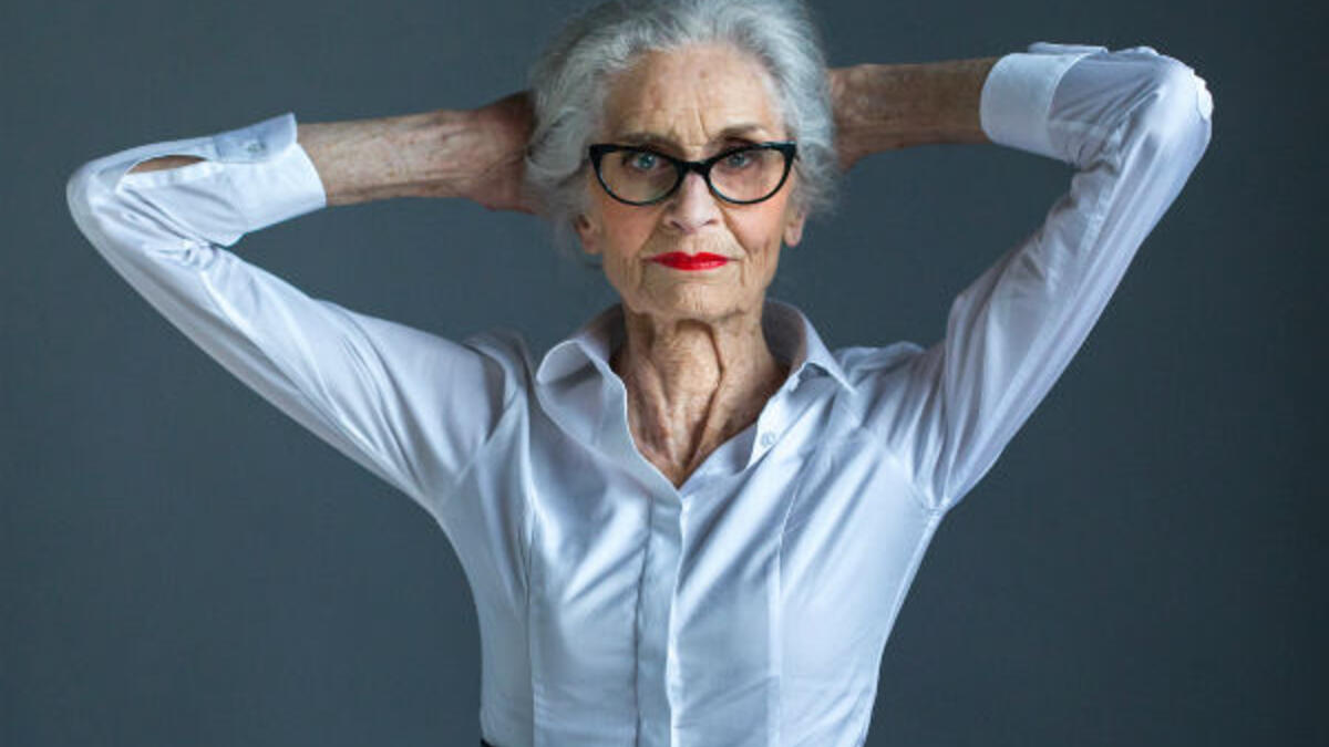 تعمل "دافني سيلفي" في عرض الأزياء منذ عام 1949 ولا تزال توقع عقودًا مع وكالات الأزياء العالمية لتكون بذلك أكبر عارضة أزياء سناً في العالم بعمر 89 عامًا