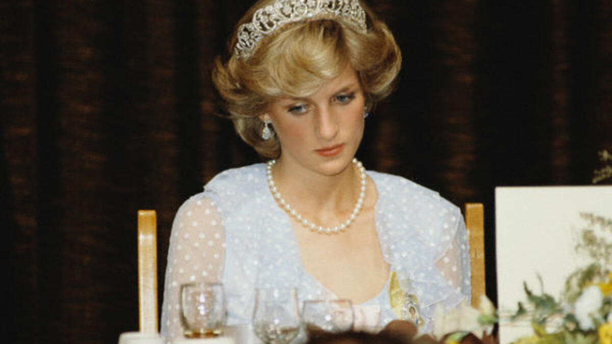 توفيت الأميرة "ديانا" عام 1997 في حادث سير حين فقد سائق سيارتها السيطرة عليها محاولًا الهروب من المصورين حتى ضربت بعمود ليُقْتل السائق وديانا وصديقها دودي الفايد.