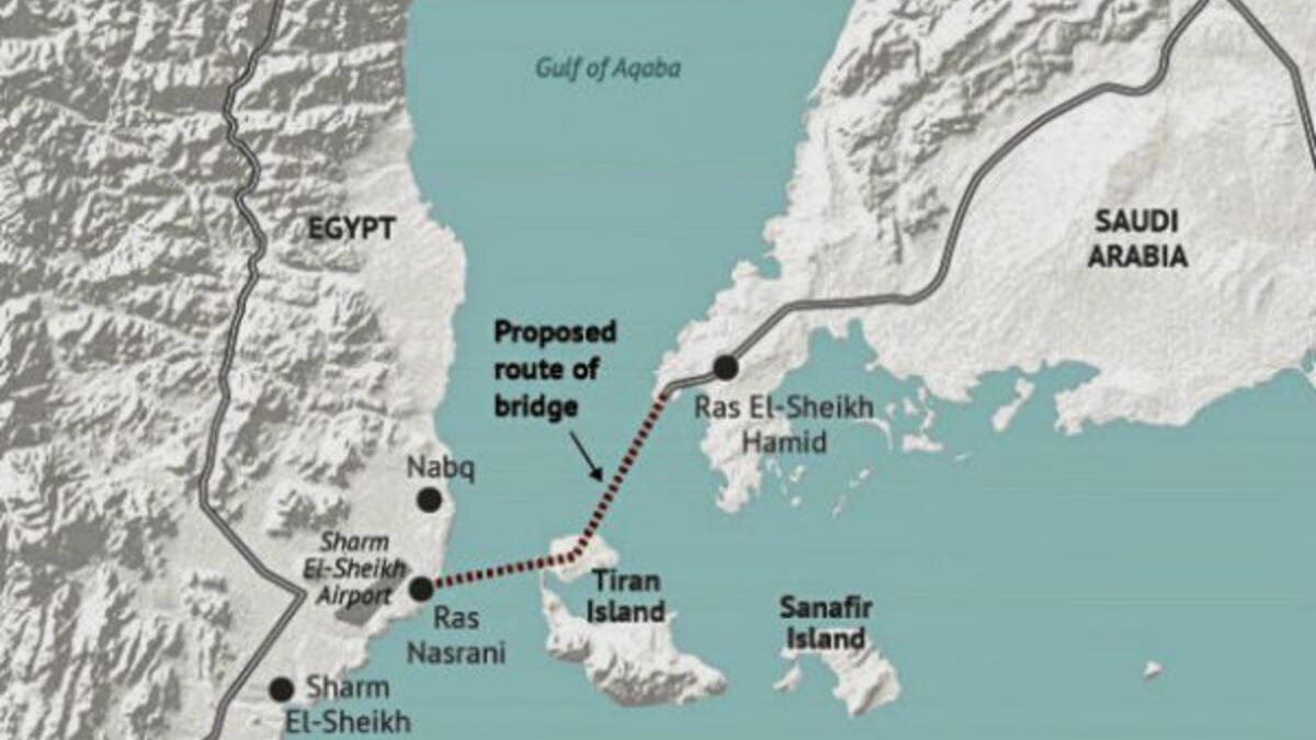 يربط جسر الملك سلمان بين شمال غرب السعودية في منطقة تبوك الواقعة على البحر الأحمر بمحافظة جنوب سيناء في شمال شرق مصر، ويمر بمدينة شرم الشيخ المصرية.