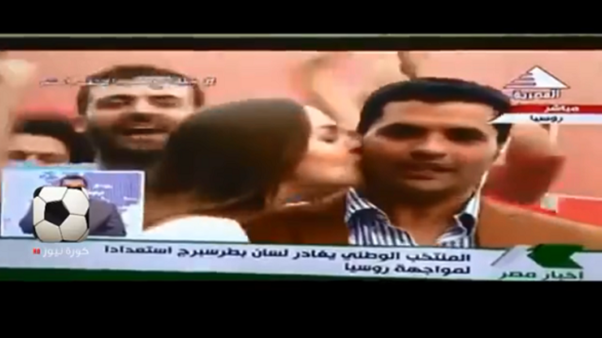 تلقى مراسل إحدى المحطات المصرية في روسيا، قبلة مفاجأة على الهواء مباشرة من إحدى المشجعات الروسيات، وهو ما أصاب المراسل بالحرج الشديد وأثار ضحك الجماهير.