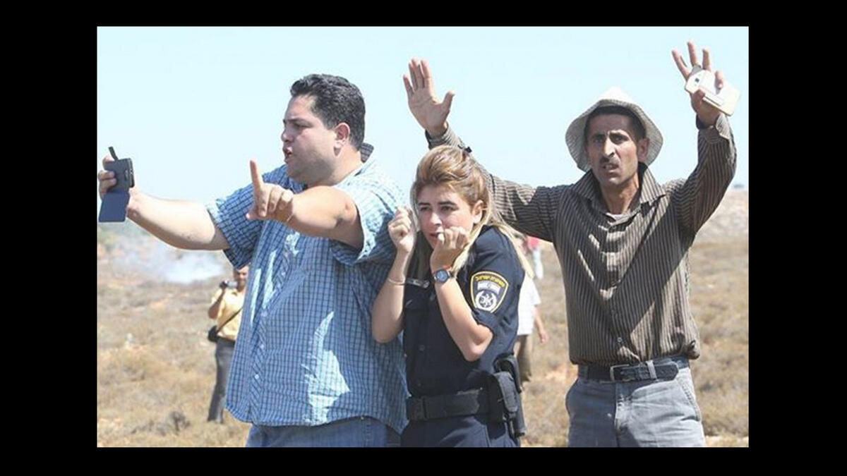 palestinian men protect israeli policewoman