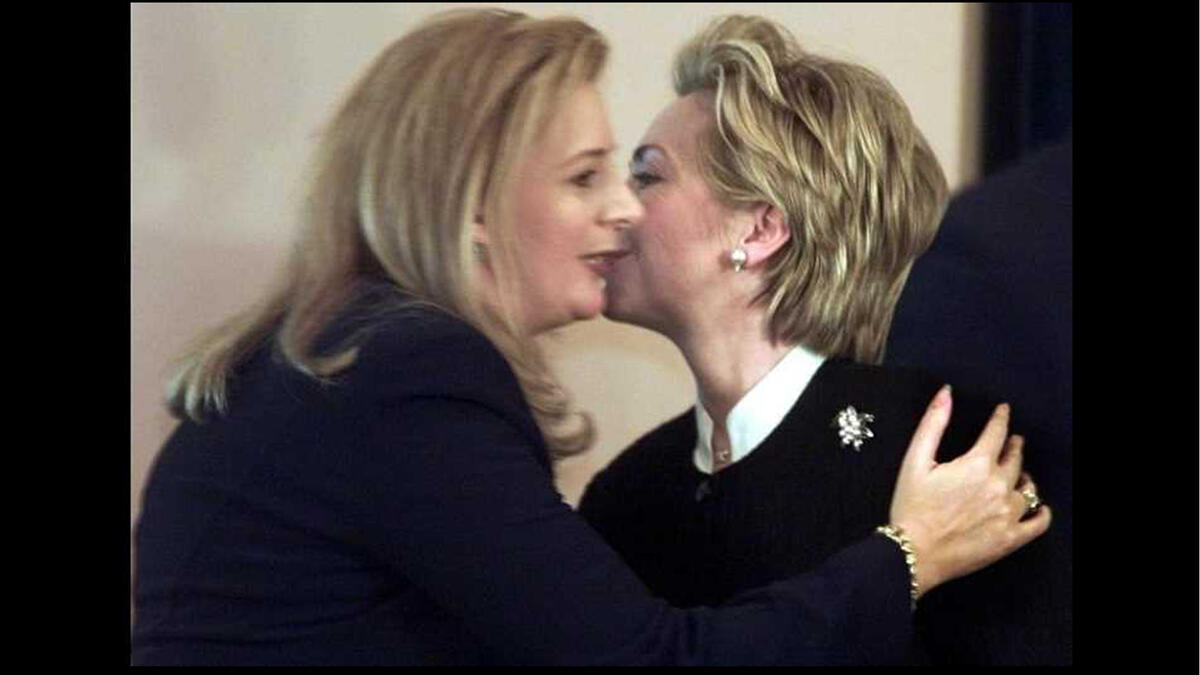 Hillary Clinton kisses Suha Arafat