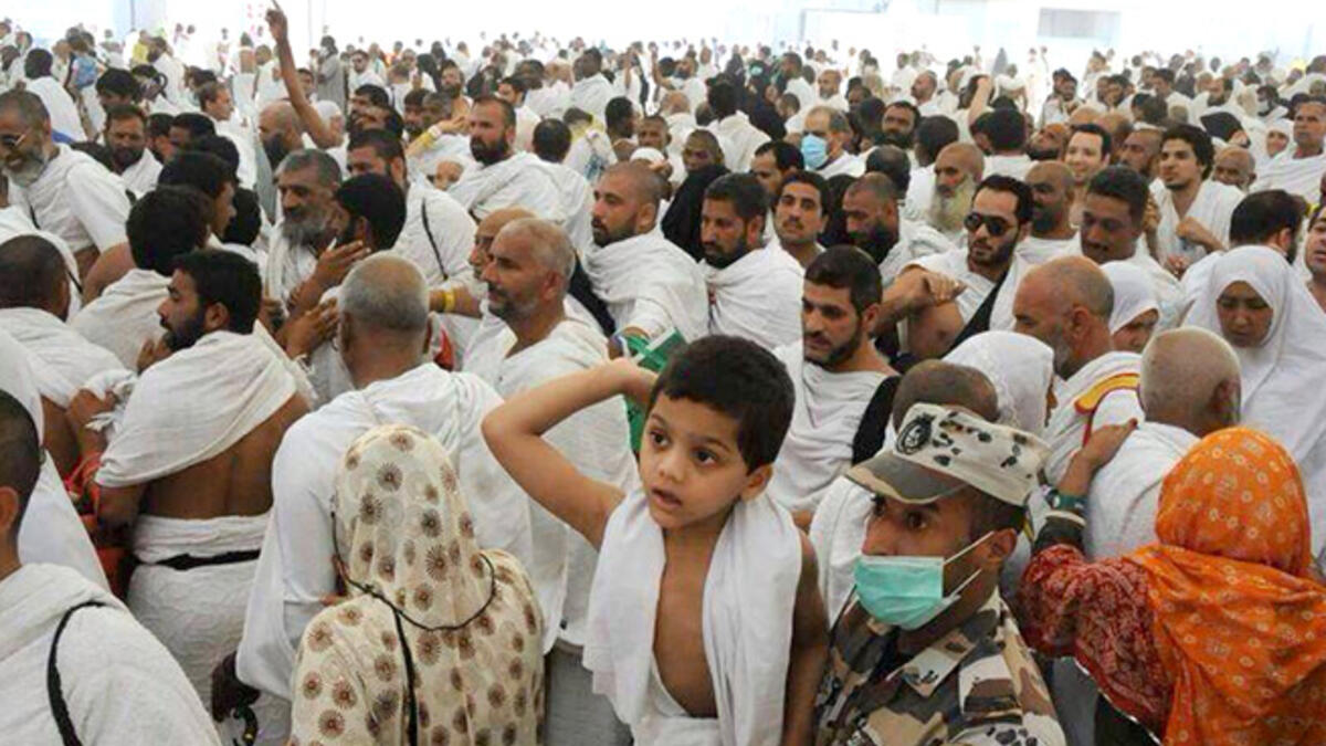 crowd pilgrims hajj mecca