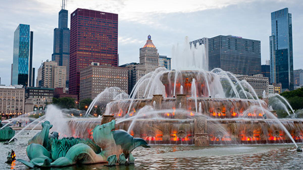 The Buckingham Fountain in the United States built in 1927 in rococo wedding cake style is one of the largest in the world. (choosechicago.com)
