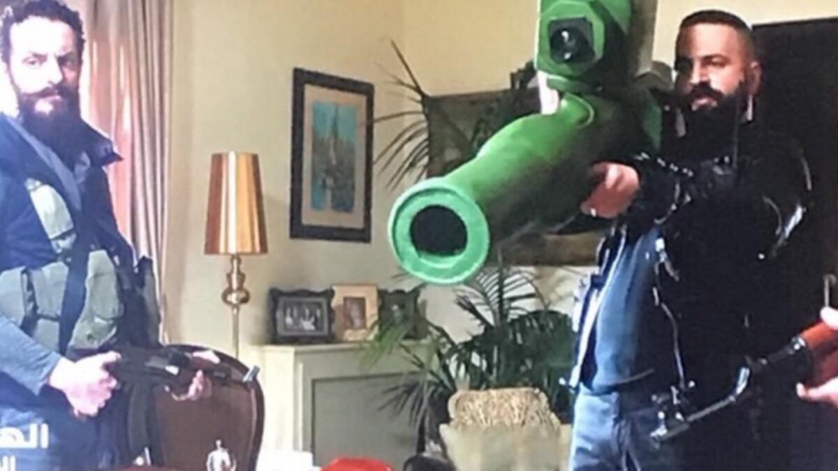 بالرغم من انه ليس خطأ وإنما مشهد حقيقي ظهر الفنان السوري تيم حسن في احد مشاهد مسلسله "الهيبة- العودة" وهو يحمل مدفع على كتفه بطريقة فكاهية بالرغم من جدية المشهد، مما عرض النجم السوري للسخرية