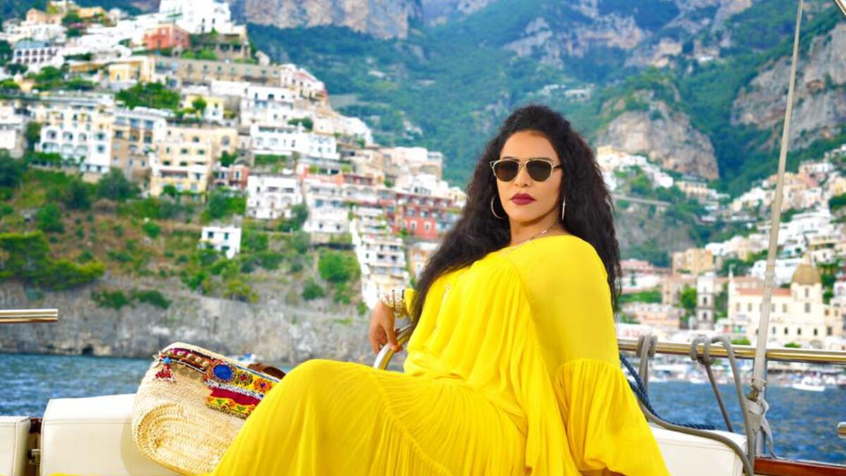 أطلقت النجمة أحلام فيديو كليب لأغنيتها “حمال اسيه” على صعيد الأزياء أطلت أحلام بمجموعة إطلالات عصرية في الفيديو كليب واختارت فساتين من أحدث صيحات الموضة وكان أجملها إطلالتها بالفستان الأصفر والمستوحى من إطلالة بيونسيه بالفستان الأصفر في فيديو كليب “ليمونيد”.