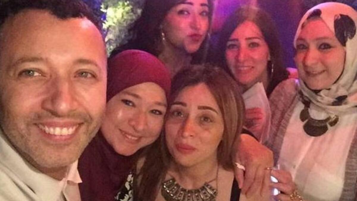 تداول نشطاء مواقع التواصل الاجتماعي مجموعة صور يظهر فيها أحمد فهمي مع والدته المحجبة وشقيقاته الأربعة الصور أظهرت فهمي مع والدته وشقيقاته في لقطات طريفة جمهور الفنان المصري عبروا عن إعجابهم الشديد بالصور مؤكدين أنه يوجد شبه كبير بينهم.