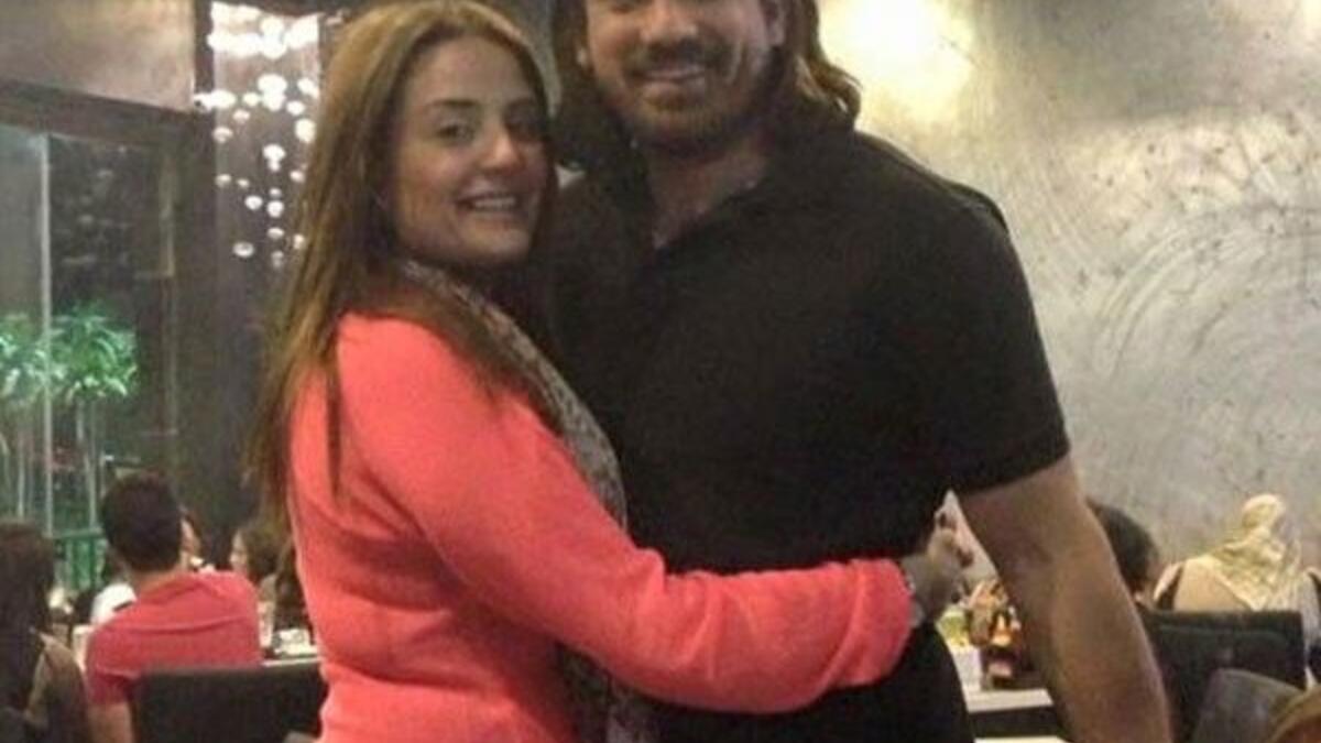 ظهرت صورة للفنان المصري أمير كرارة برفقة زوجته هند صلاح حسني، في ظهور نادر لها. الفنان المصري ظهر في الصورة وهو يحتضن زوجته في الكافيه الخاص به، في لقطة كشفت عن الحب الشديد الذي يجمعهما.