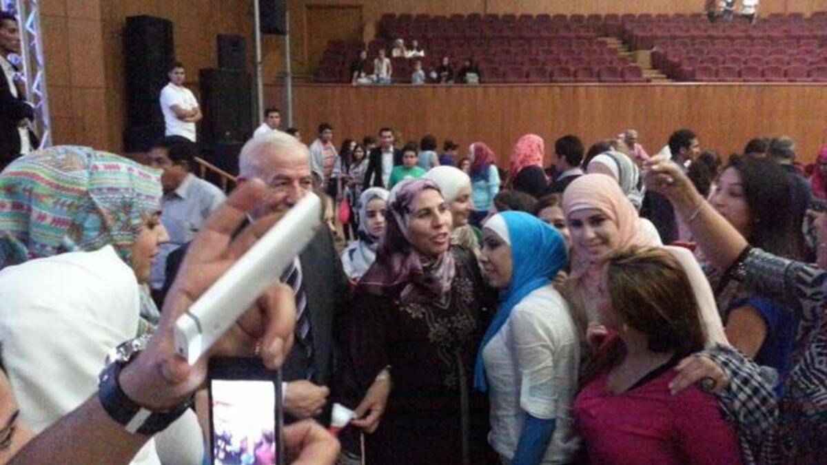 تهافت الجمهور بعد الحفل للسلام والترحيب بالحاجة "أم شادي" والتقاط الصور معها