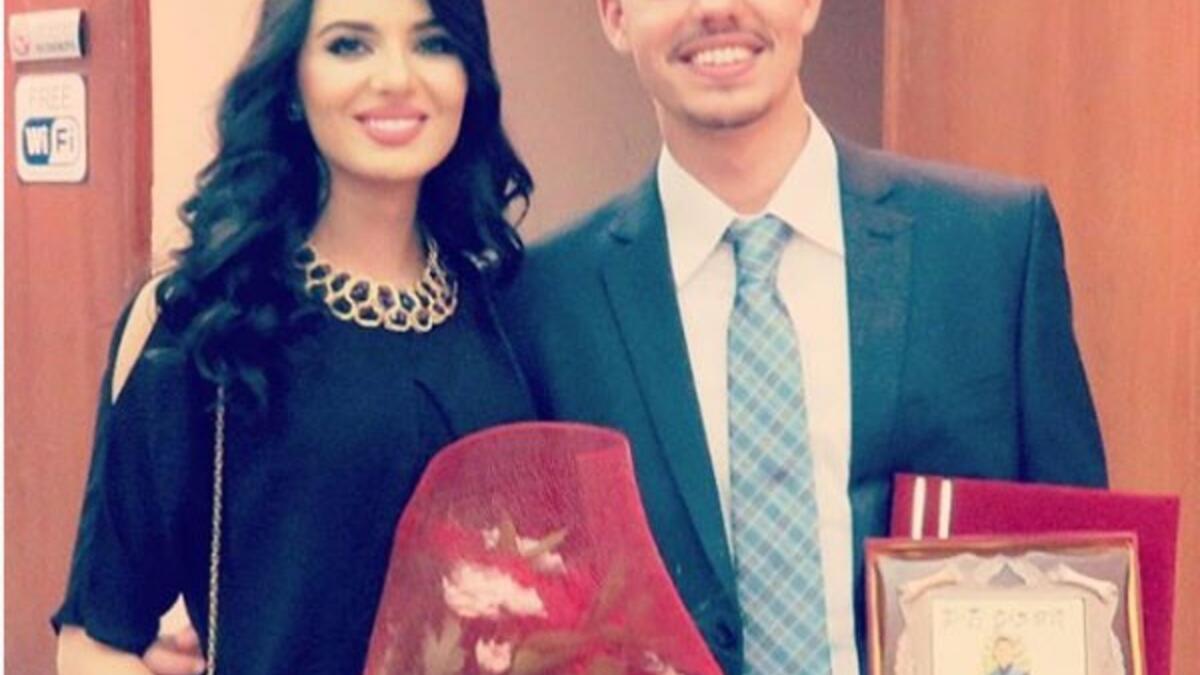 شاركت الإعلامية الفلسطينية لينا قيشاوي متابعيها بصورة تجمعها بشقيقها معربة عن شدة تعلقها به في تعليق كتبت فيه: «كبرنا معاً، ولكن ستظل شقيقي الأصغر للأبد. صورة لينا وشقيقها قسمت فانز الإعلامية لقسمين بين فريق يرى شبه قوي بين الشقيقين وآخر لا يرى هذا الشبه.