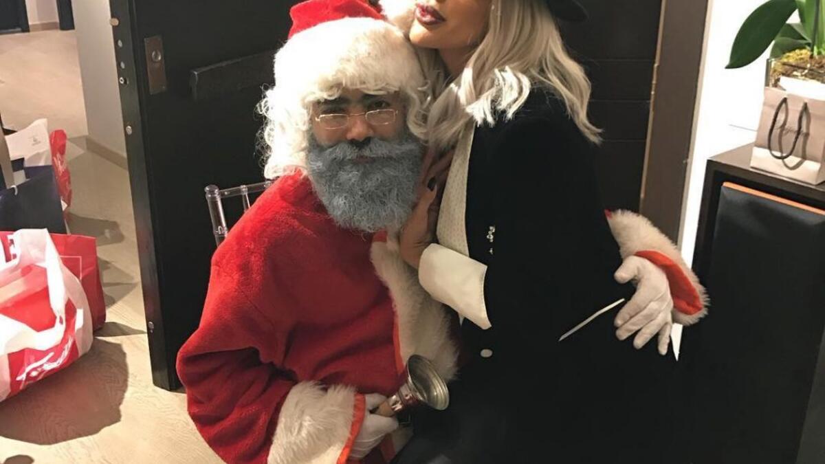 شاركت الفنانة اللبنانية مايا دياب جمهورها صورا من احتفالها بالكريسماس ونشرت عدد من الصور عبر مواقع التواصل الاجتماعي. وفي الصور ظهر شخص يرتدي ملابس “بابا نويل” ويلعب مع ابنتها وأصدقائها، كما ظهرت مايا في احدي الصور في حضن “بابا نويل”.