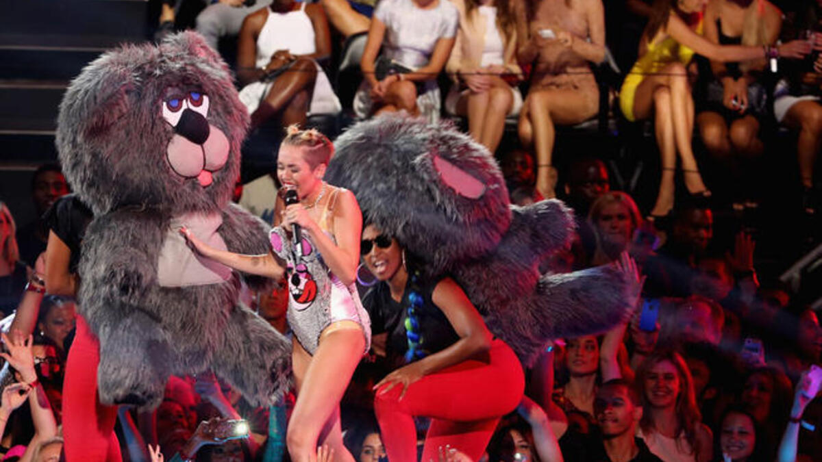 ظهرت سايرس صاحبة العشرين عاما في بداية استعراضها لأغنيتها الجديدة "We Won't Stop" بملابس طفوليه مع بعض الراقصين الذي يرتدون ملابس الدببه