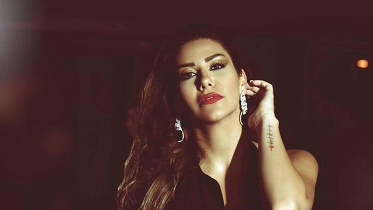 نشرت الفنانة السورية نظلي رواس  صورة لها بفستان جريء، وقد ظهر تاتو على معصم يدها. التاتو عبارة عن دقّات القلب وقد أثار ضجة كبيرة بين رواد مواقع التواصل الاجتماعي الذين اعتبروا انه هذا التاتو لا يليق بها كأم.