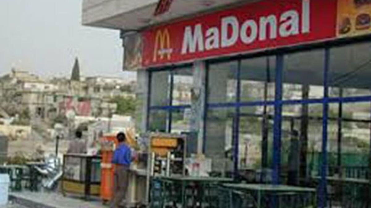 MaDonal يبدو ان صاحب هذا المحل أراد خداع الزبائن او ايهام نفسه بأنه بنفس مستوى المطعم العالمي ماكدونالدز.