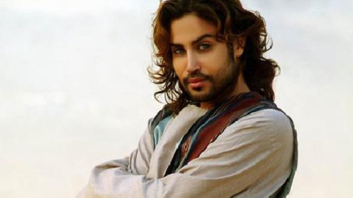 تومي عمران ولدَ من أب سعودي و أم تركية، تربى في أمريكا و عاش حياته في فرنسا و اليونان ورغم ان تومي كان متزوج من سيدة فرنسية إلا أن العديد يشكون بميوله الجنسية بسبب مظهره الخارجي.