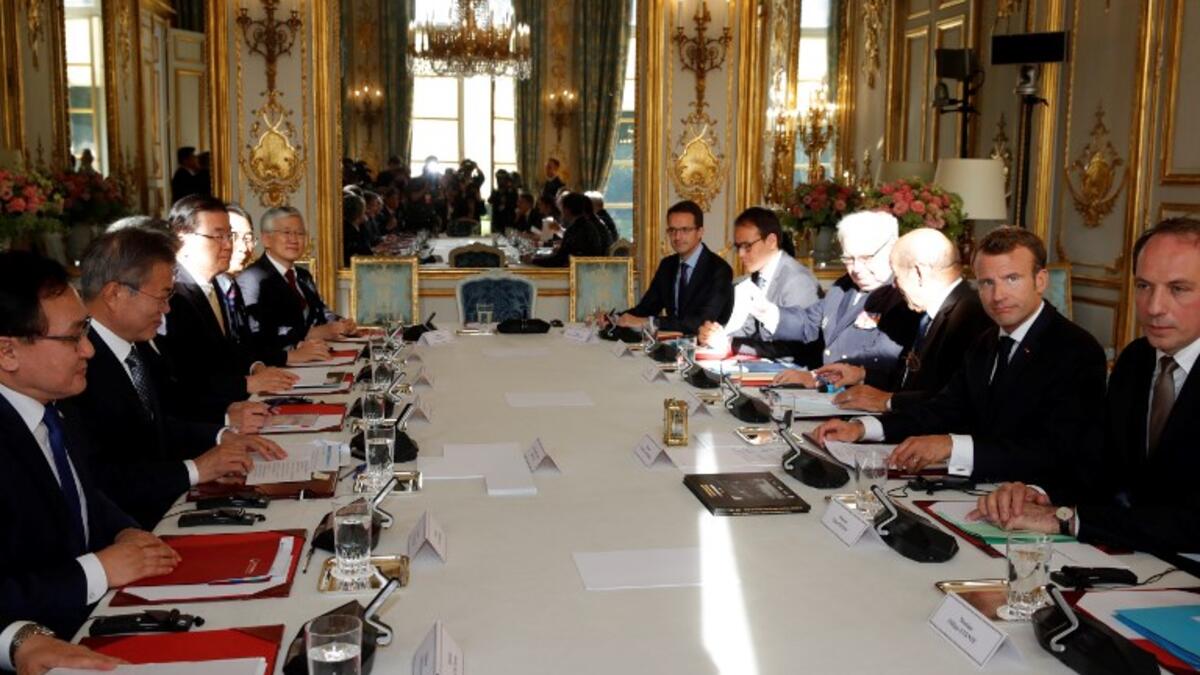 French President Emmanuel Macron (2ndR) and South Korean President Moon Jae-in (2ndL) attend a meeting at the Elysee Palace in Paris, on October 15, 2018. (PHILIPPE WOJAZER / POOL / AFP)