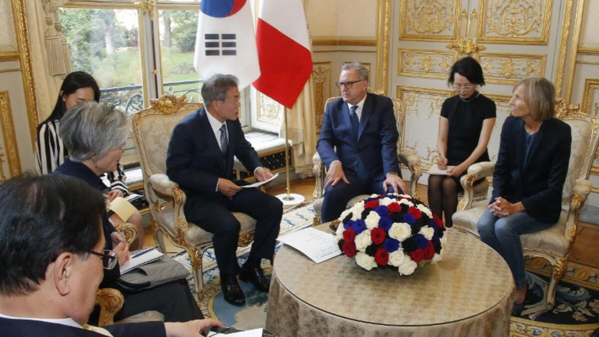 South Korean President Moon Jae-in (L) meets with the President of the National Assembly Richard Ferrand (C) on October 15, 2018 in Paris. (Michel Euler / POOL / AFP)