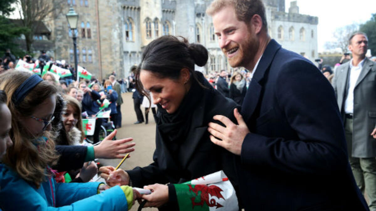 الأوتوجراف: خرقت "ميغان" البروتوكول الملكي بإقدامها على توقيع الأوتوجراف لمحبيها اللذين يمضون ساعات في انتظارها.