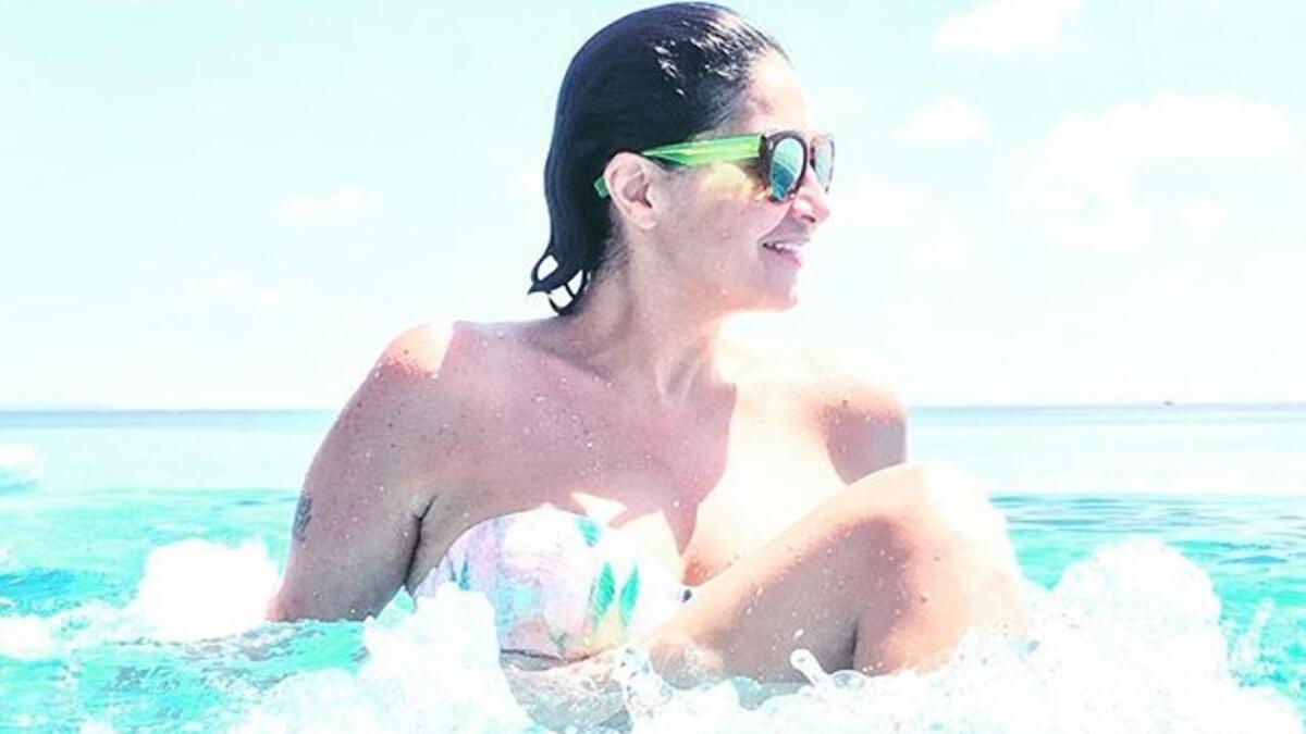 خطفت غادة عبد الرازق الأنظار حيث نشرت صوراً لها عبر حسابها على أحد مواقع التواصل وهي ترتدي “المايوه” وتمارس السباحة في جزر المالديف وظهرت عبد الرازق في قمة الإثارة بالصور  التي أثارت تعليقات الجمهور ما بين المعجب والمنتقد.