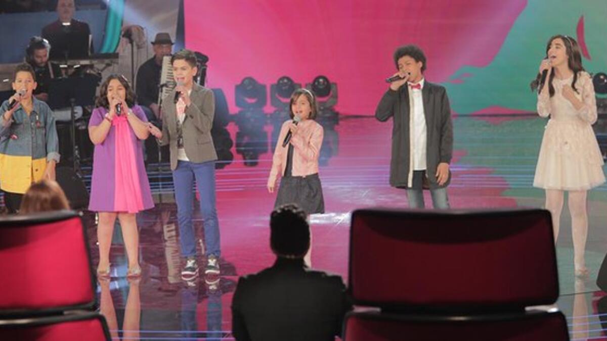 بدأت الحلقة بأغنيتين مشتركتين للفرق المتنافسة، "الأوضة المنسية" و"الحياة حلوة"