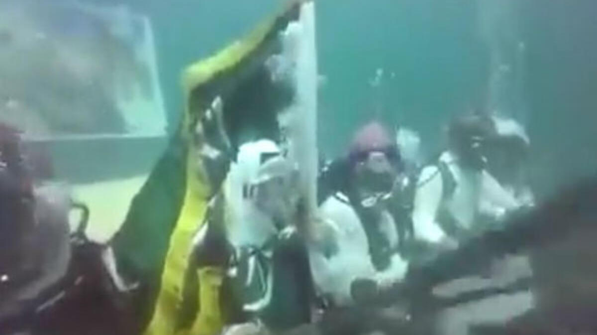 قرّر شُبّان سعوديون ابتكار طريقة خاصة بهم ومميزة للمشاركة بهذه الاحتفالات، فغاصوا إلى عمق 88 قدم في قاع البحر وأدوا رقصة "العرضة السعودية وهم يرتدون الزي السعودي التقليدي.