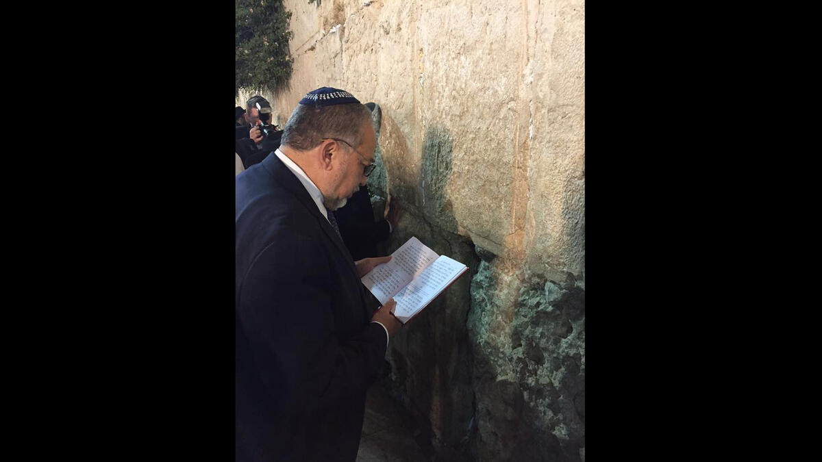 Lieberman at Western Wall