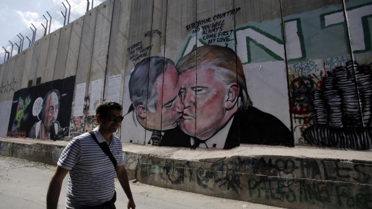 Depiction of Donald Trump kissing Netanyahu drawn on the security barrier in Bethlehem/AFP