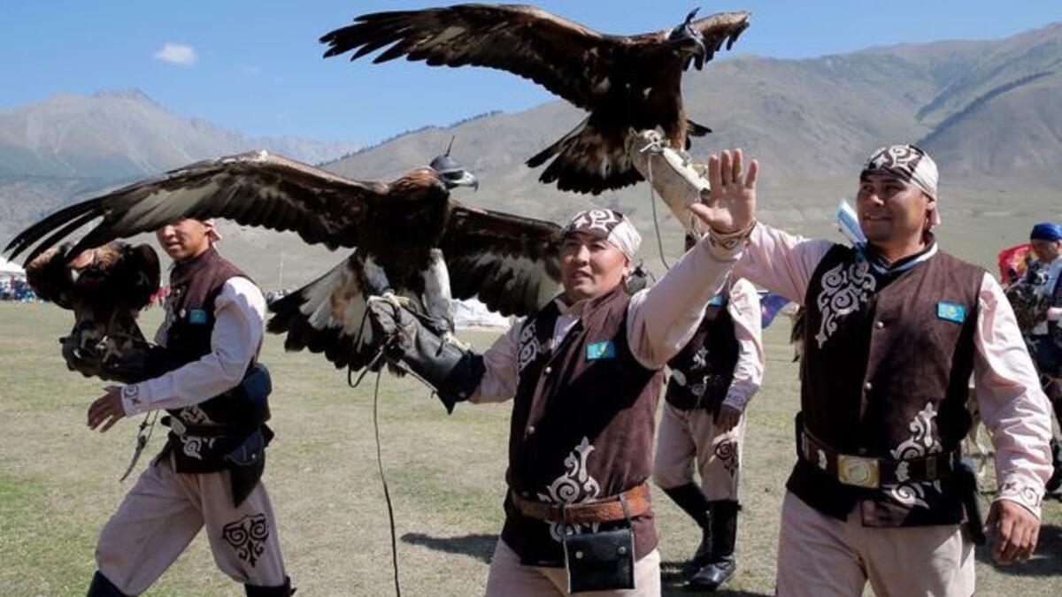 A Kazakh berkutchis (eagle hunter) holds an eagle during the World Nomad Games in Cholpon-Ata, Kyrgyzstan (Twitter)