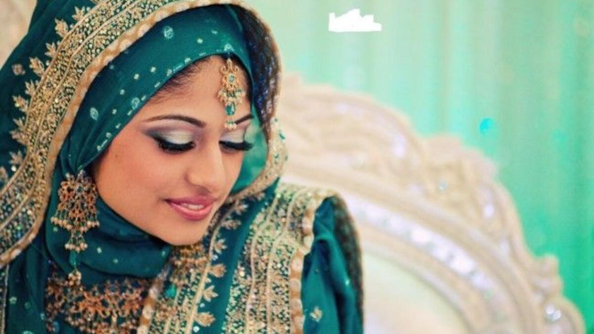 Dupatta: is part of the customary Pakistani, Indian, and Bangladeshi outfits. (pinterest.com)