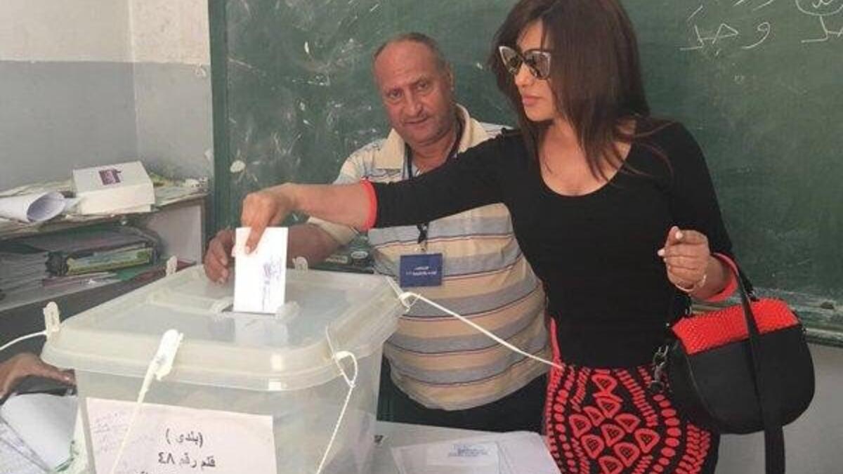 نشرت النجمة نجوى كرم عبر موقع تويتر صورة لها وهي تدلي بصوتها في الإنتخابات البلدية في مسقط رأسها زحلة  وعلقت كرم على الصورة: "صوتنا هو للنظام الذي نخضع له بالايام يلي جاية، نرسم خارطة مستقبلنا، رح اختار الصوت يلي ما بخليني اندم".