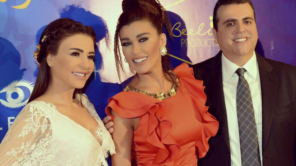 لبت الفنانة نادين الراسي دعوة حضور حفل السحور الذي أقامه المنتج جمال سنان وزوجته الممثلة ماجي أبو غصن بفندق فينيسيا ببيروت وفي الوقت الذي ارتدت فيه ماجي ثوب أبيض طويل خطفت الراسي الأنظار بفستان أحمر لامع وتسريحة شعر مختلفة.