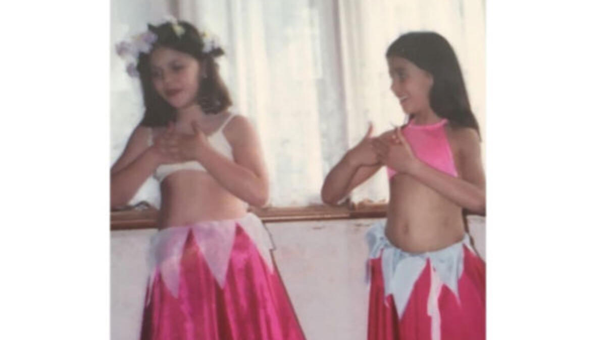 بدأت سكوت حياتها المهنية في عالم الغناء في سن مبكرة، مع فرقة Bridge Church Youth البريطانية، بالإضافة إلى أنها شاركت في العديد من المسرحيات الموسيقية والدراما في مدرسة Davenant Foundation School.