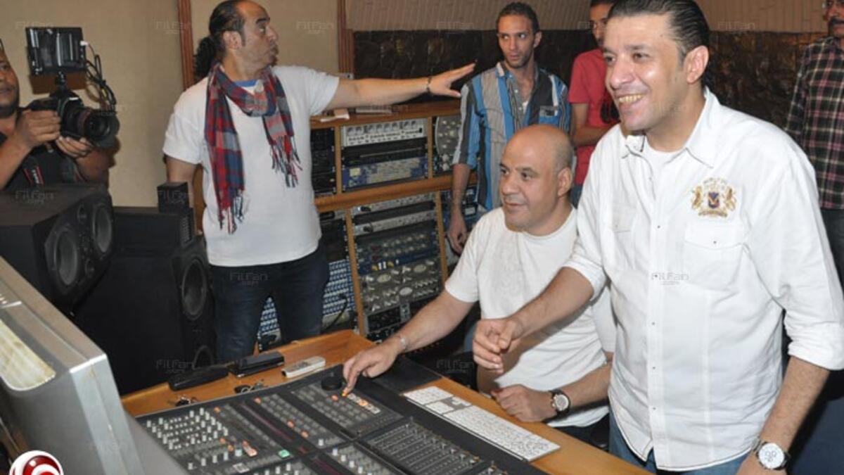 "تسلم الأيادي" لمصطفى كامل: أوبريت شعبي واحدة من أشهر الأغاني التي حملت توجه سياسي واضح ومعروف عقب الإطاحة بنظام الإخوان المسلمين عام 2013، وبينما حققت الأغنية شعبية واسعة في الأوساط الشعبية المصرية البسيطة.