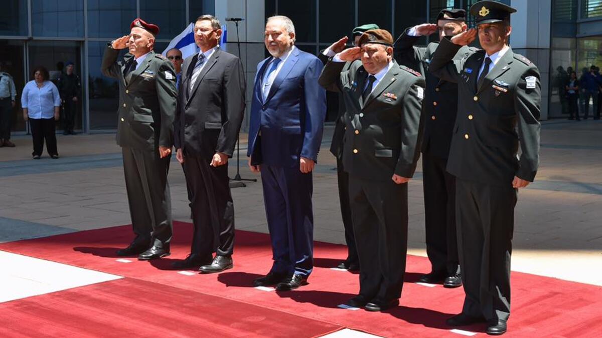 Lieberman with IDF officers
