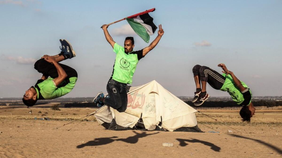 Another side to youth, Palestinian gymnastics with nationalistic fervour at the tents near the border with Israel, at the tents. April 10, 2018. SAID KHATIB / AFP