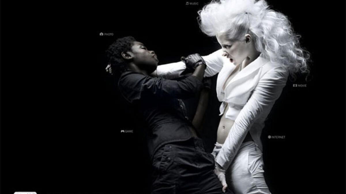 قامت شركة سوني بعمل دعاية لجهاز "بلايستيشن" واستخدمت فيه امرأة بيضاء وترتدي زيا أبيض تمسك بوجه رجل أسود يرتدي الأسود، فكان الإعلان يدعو بشكل كبير لاضطهاد الجنس الأسود