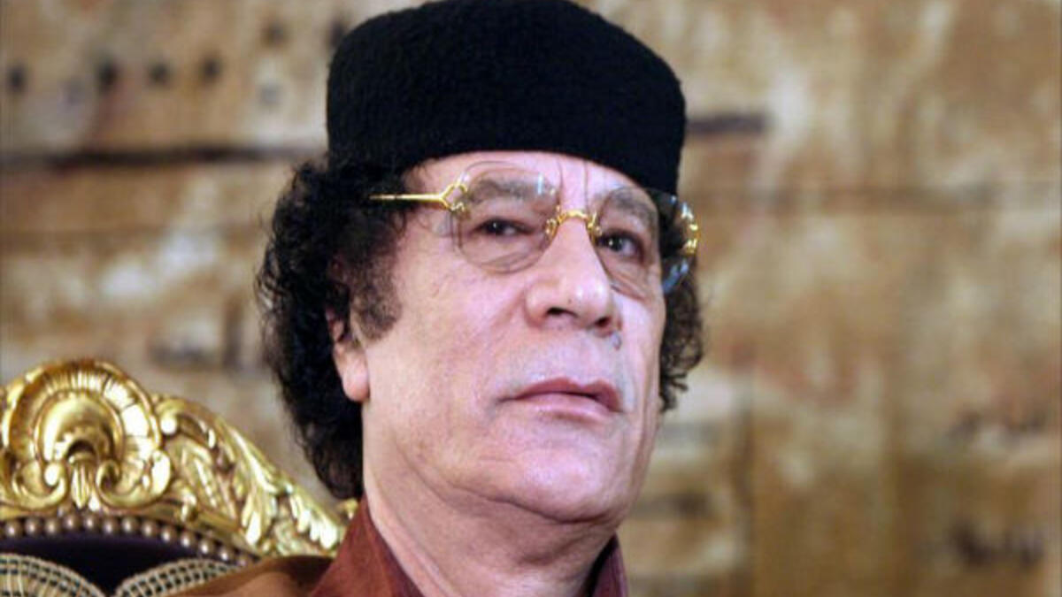 معمر القذافي:
يُعتقد أن القذافي الذي حكم ليبيا لأكثر من 42 سنة، كان يُعاني من اضطراب الشخصية الحدي، هو نوع من أنواع اضطراب الشخصيّة، من أبرز أعراضه وملامحه وجود اندفاعية مميّزة وعدم اتّزان في التعبير عن المشاعر وفي العلاقات مع الأشخاص وفي صورة الذات.