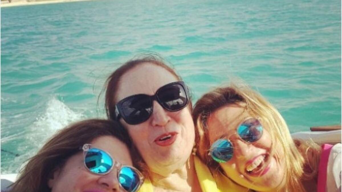 نشرت الممثلة المصرية رانيا فريد شوقي عبر صفحتها الخاصة على احد مواقع التواصل الإجتماعي، صورة لها مع والدتها سهير الترك وشقيقتها عبير، وهن على الشاطئ. وعلّقت شوقي على الصورة، قائلة: “الحب يارب يخليكي يا أمي احنا من غيرك ولا حاجة”.