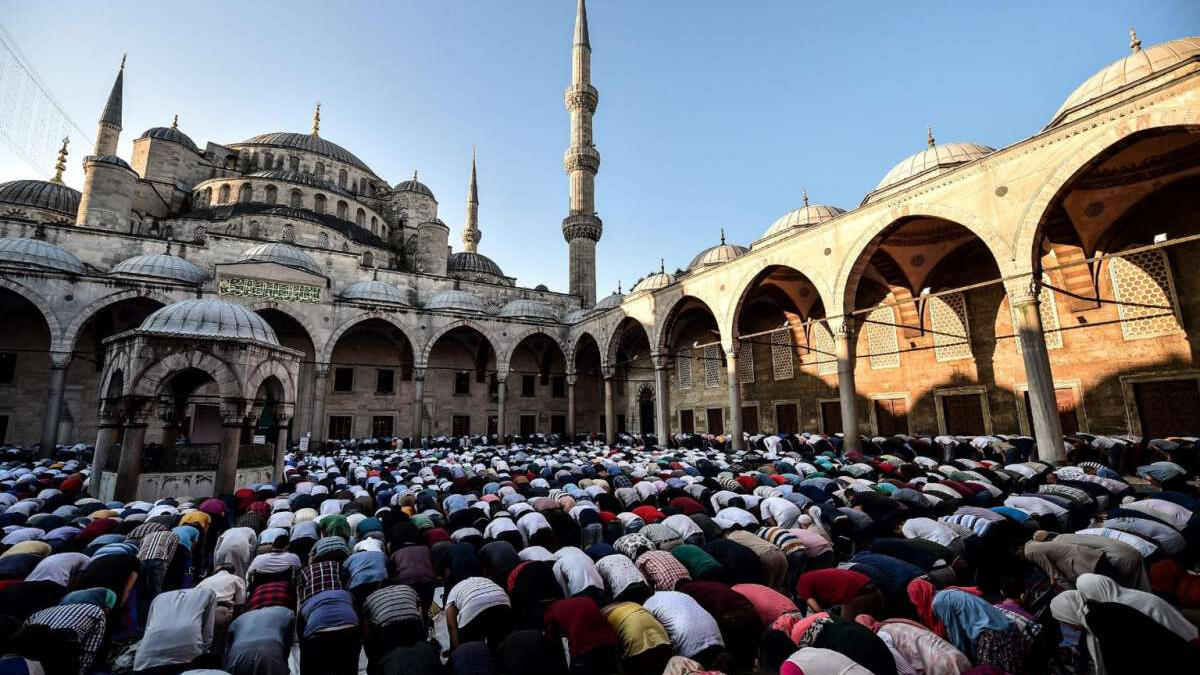 Muslim worshippers gather to perform Eid el-Fitr prayers at the Blue mosque in Istanbul on June 25, 2017. The Blue mosque, while a famous tourist side, is still used for prayers and closes for visitors during praying hours.