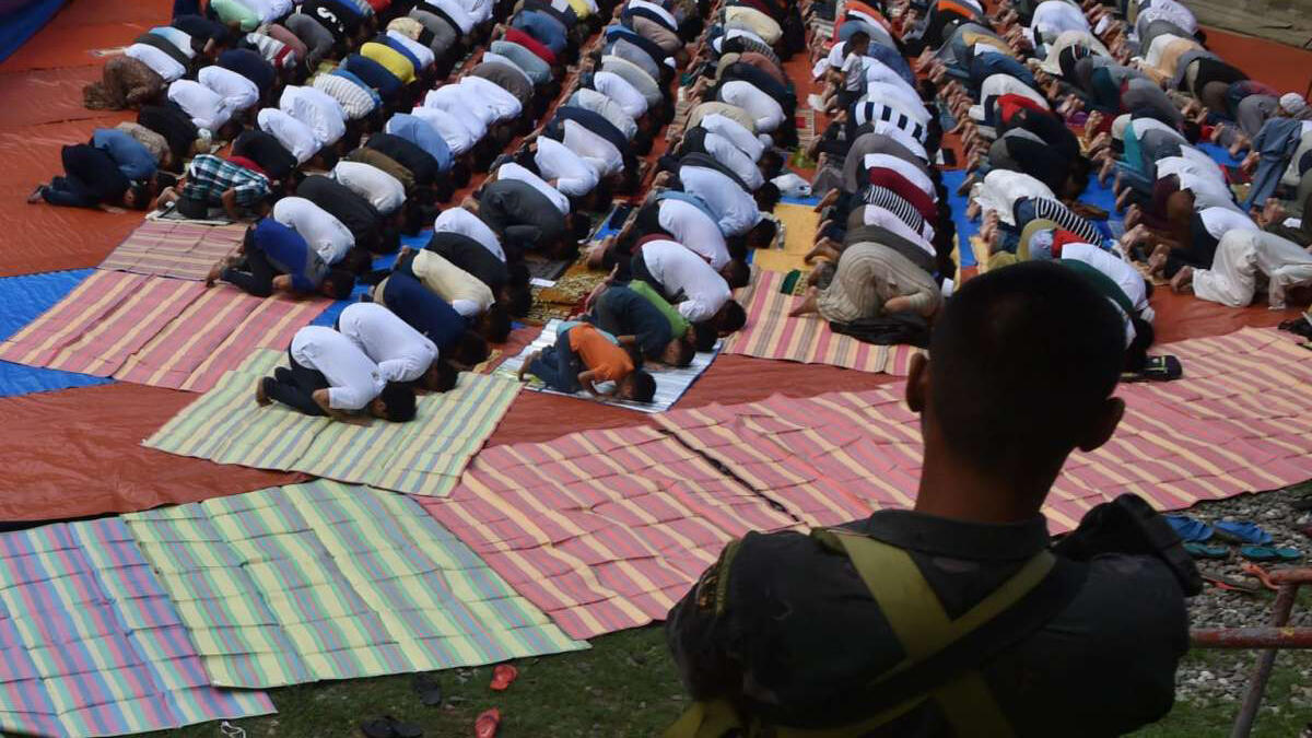 Muslims, who fled the violence in Marawi, pray during Eid in Iligan, Philippines, on June 25, 2017. The military offensive against fighters linked to Daesh continues in the city of Marawi. Weapons only rested for a few hours, after a ceasefire was declared to mark the end of the holy month of Ramadan.
