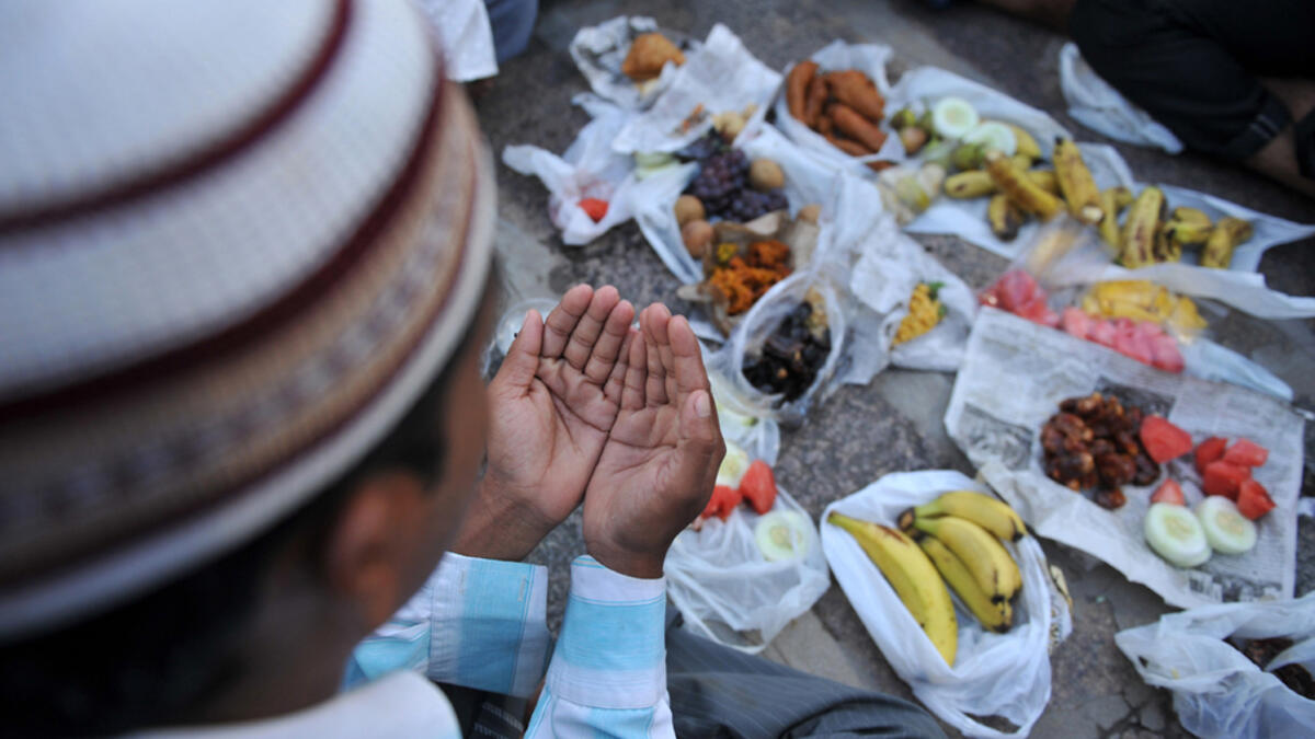 Most Muslims break their fast with fruits, dates and some milk, juice or water. This snack, which is often taken before the evening prayer, provides quick energy and reflects the chosen snack of the Prophet Muhammad (PBUH).