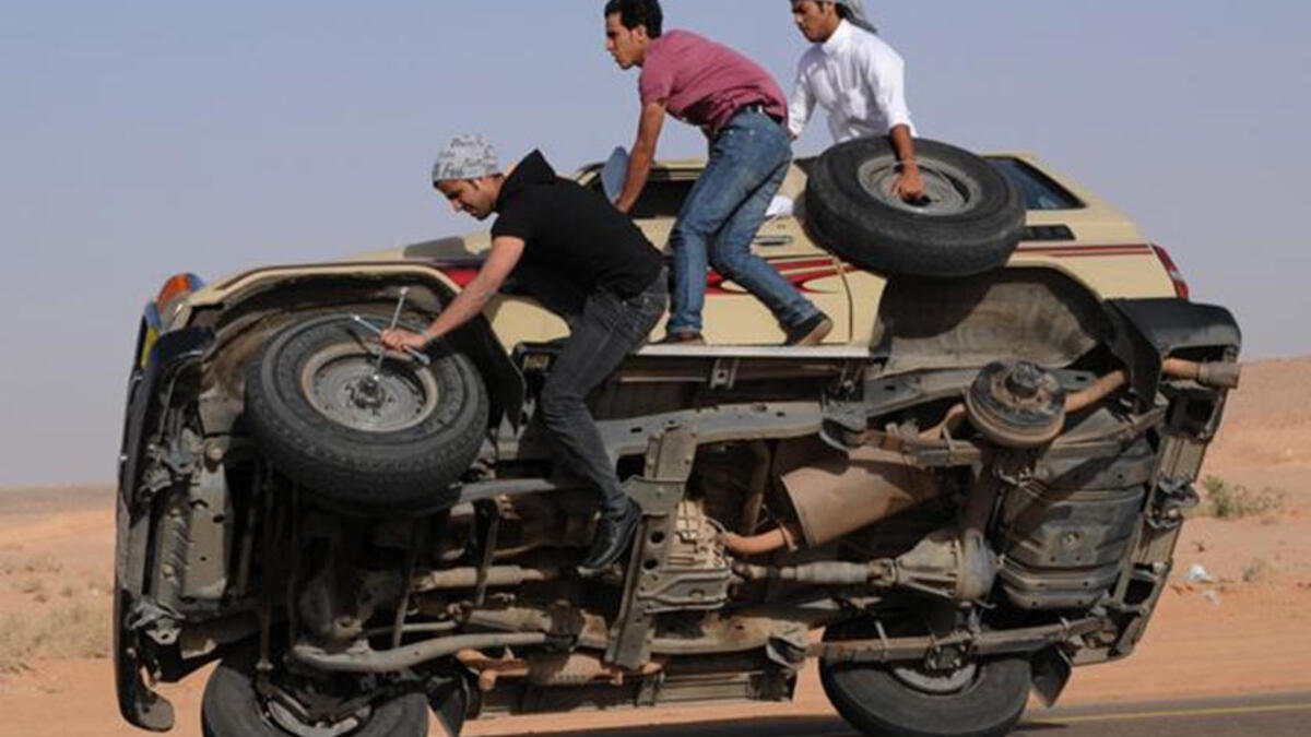 Sidewall Skiing in Saudi Arabia. (carbuzz.com)
