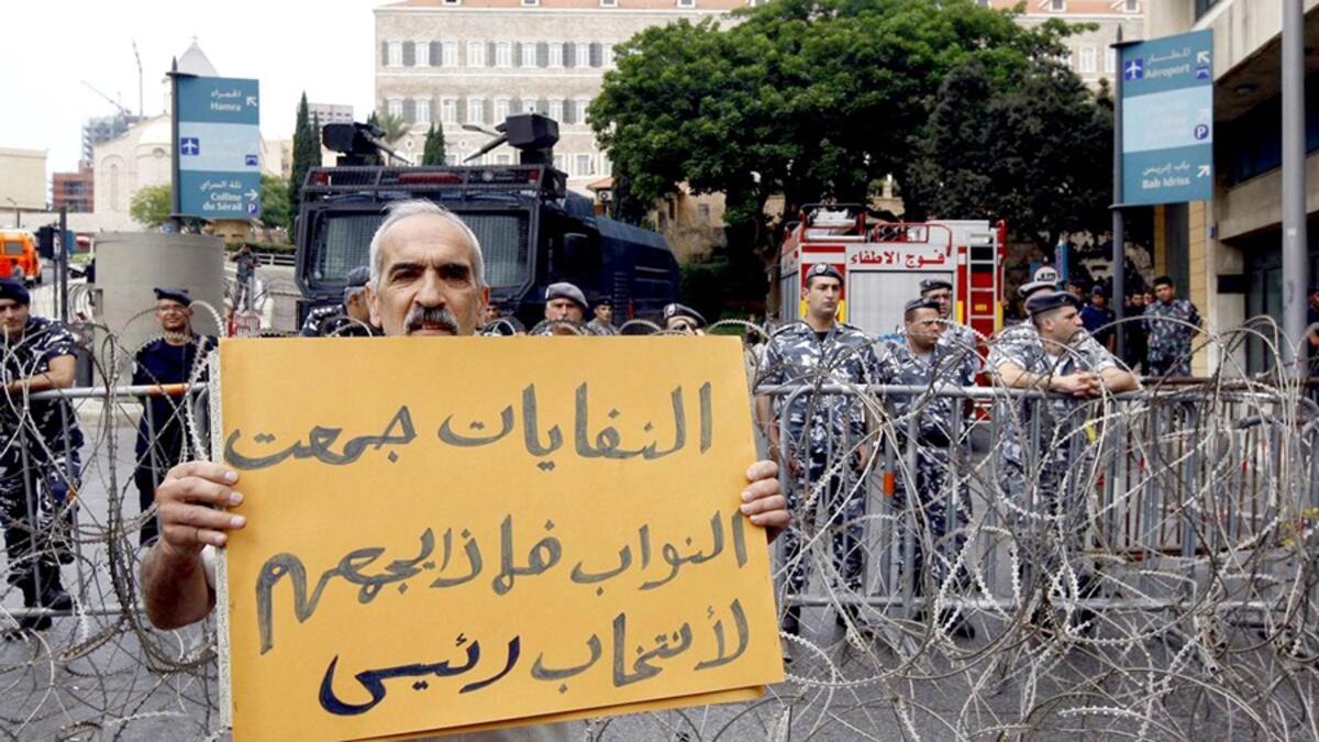 أحد المتظاهرين يعلق على اجتماع النواب من أجل حل أزمة النفايات بعد المظاهرات "النفايات تجمع النواب فماذا يجمعهم لانتخاب رئيس".