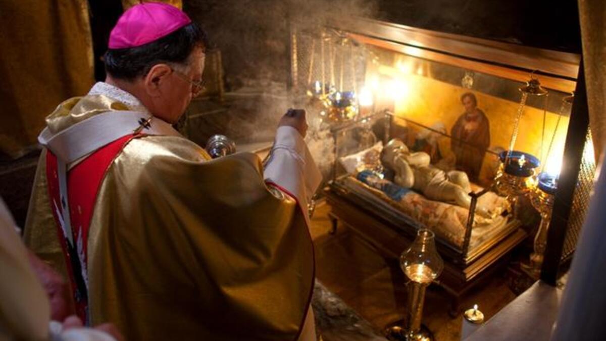 Bethlehem remains the Christmas hot-spot, followed closely by Nazareth another Christian pilgrim favorite.
'Milad Majid' Or 'Eid Milad Sa'eed' is Arab for Merry Christmas. As well as the grand tree, other not dissimilar to
Western traditions include ginger cookies, shaped as bells, stars, trees. Xmas fruit cake is also served across the region.