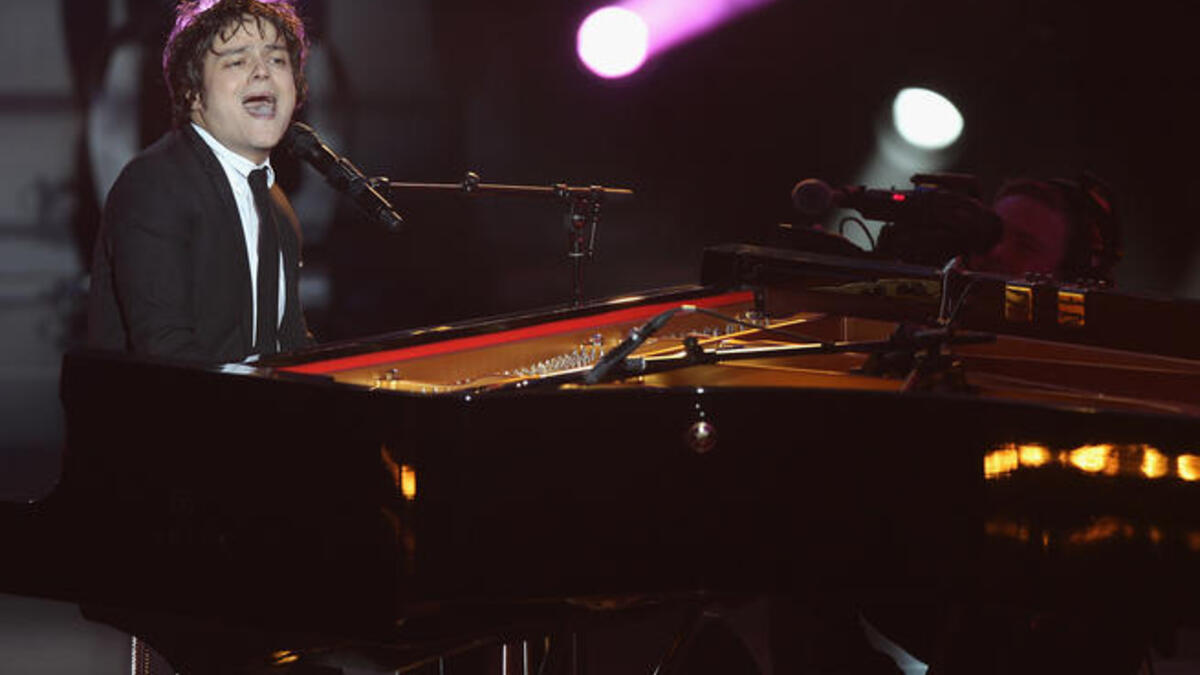 Jamie Callum entertains the audience.