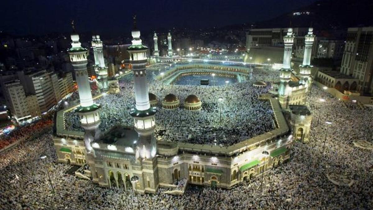 Amr Diab: The Egyptian face of modern Arabic pop music has declared his desire to perform Omrah rituals (a visit to the Holy
sites of Mecca & Medinah any
time of year, not designated as 'Hajj' season) at Ramadan time. He is reported to have 'made' Omrah during or just after
the holiest of months, in past years.