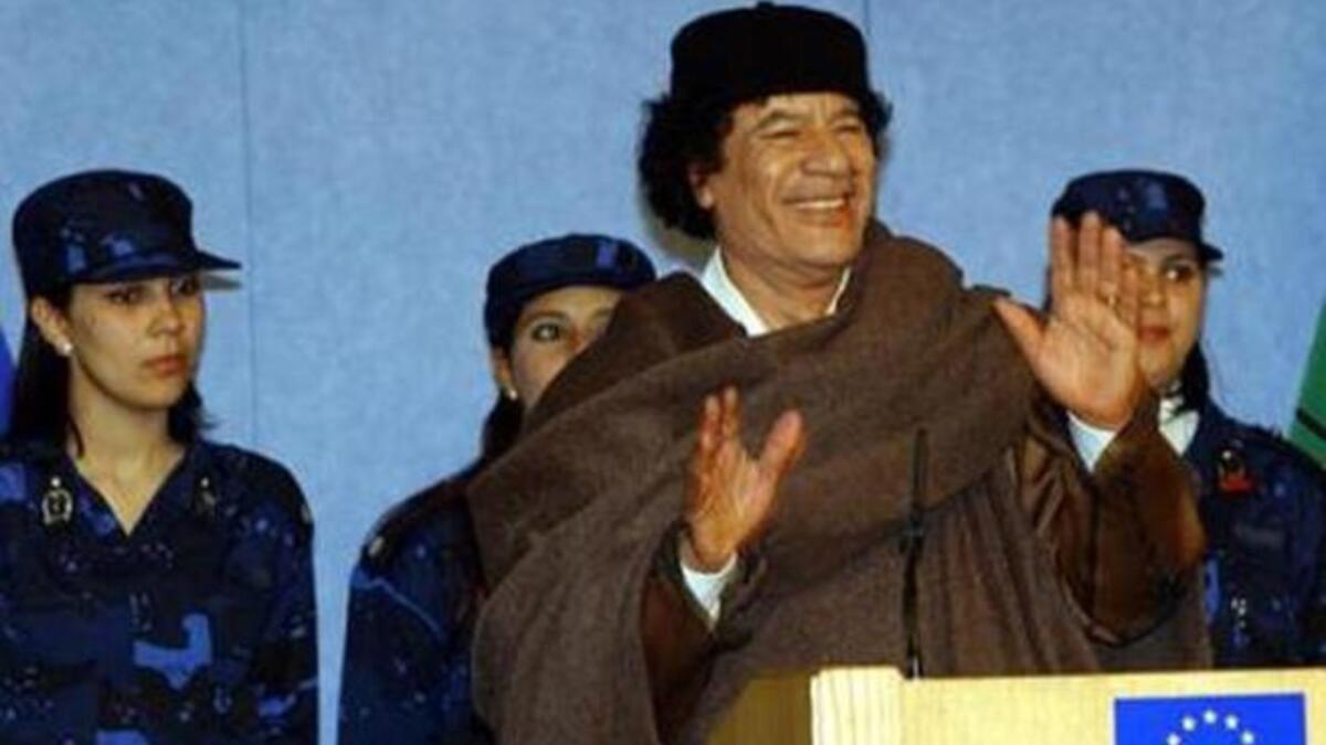 ترتدي الحارسات اللواتي ينتمين إلى وحدة حراسة القذافي الخاصة اللون الأزرق ويعملن على حراسته على مدار الساعة.