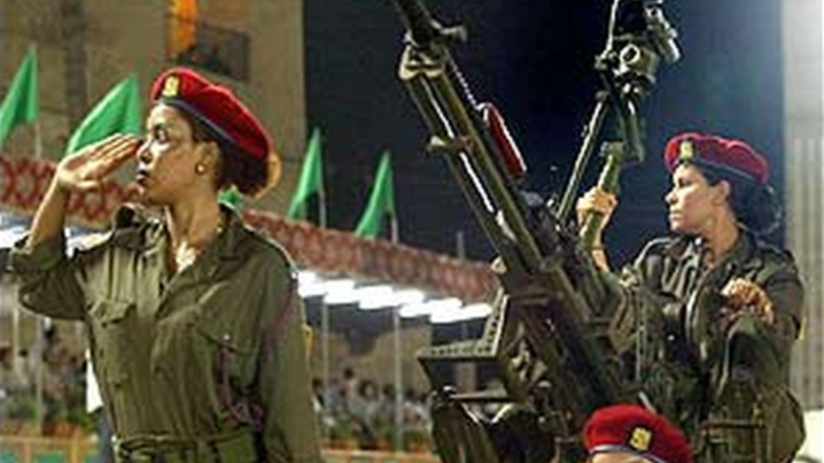 يعتبر القذافي استعانته بحرس نسائي دليلا على إيمانه بقضية تحرير المرأة ونقلا عن ابنته عائشة فهو: " يثق أكثر بالمرأة الليبية".